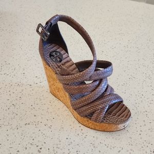 New in Box Gorgeous Tory Burch Wedge in grey/beige color 8